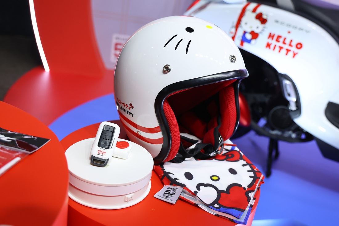 Honda Scoopy thêm bản Hello Kitty hút phái nữ, giá dễ trên 70 triệu nếu về Việt Nam- Ảnh 4. Chiếc xe còn đi kèm các phụ kiện đặc trưng Hello Kitty như bộ chìa khóa remote thông minh đựng trong case dễ thương, mũ bảo hiểm và khăn quàng cổ họa tiết Hello Kitty. Thảm lót sàn màu đỏ nổi bật
