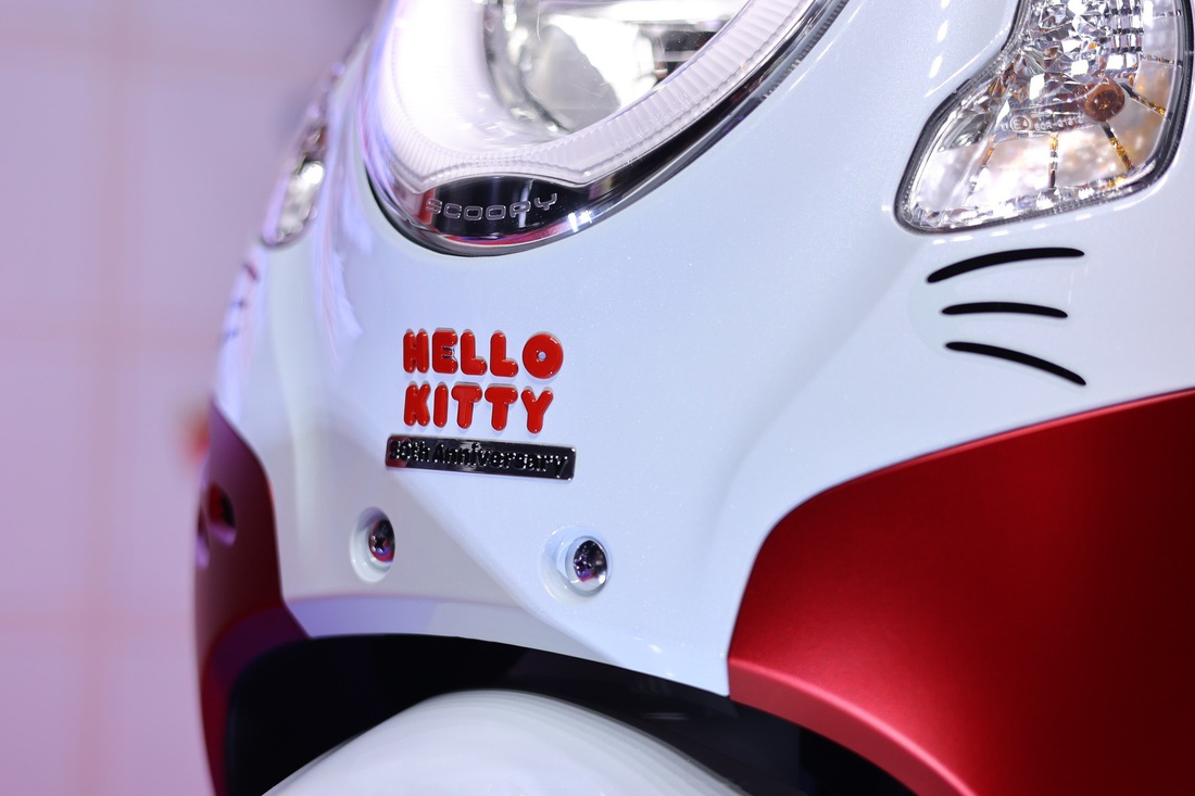 Honda Scoopy thêm bản Hello Kitty hút phái nữ, giá dễ trên 70 triệu nếu về Việt Nam- Ảnh 5. Còn lại, Honda Scoopy Hello Kitty vẫn sở hữu những trang bị và công nghệ tương tự bản thường. Đèn chiếu sáng và đèn định vị LED. Bảng đồng hồ hiển thị dạng analog kết hợp với kỹ thuật số. Hộc chứa đồ nhỏ dưới tay lái được tích hợp sẵn cổng sạc USB. Cốp dưới yên có dung tích 15,4 lít