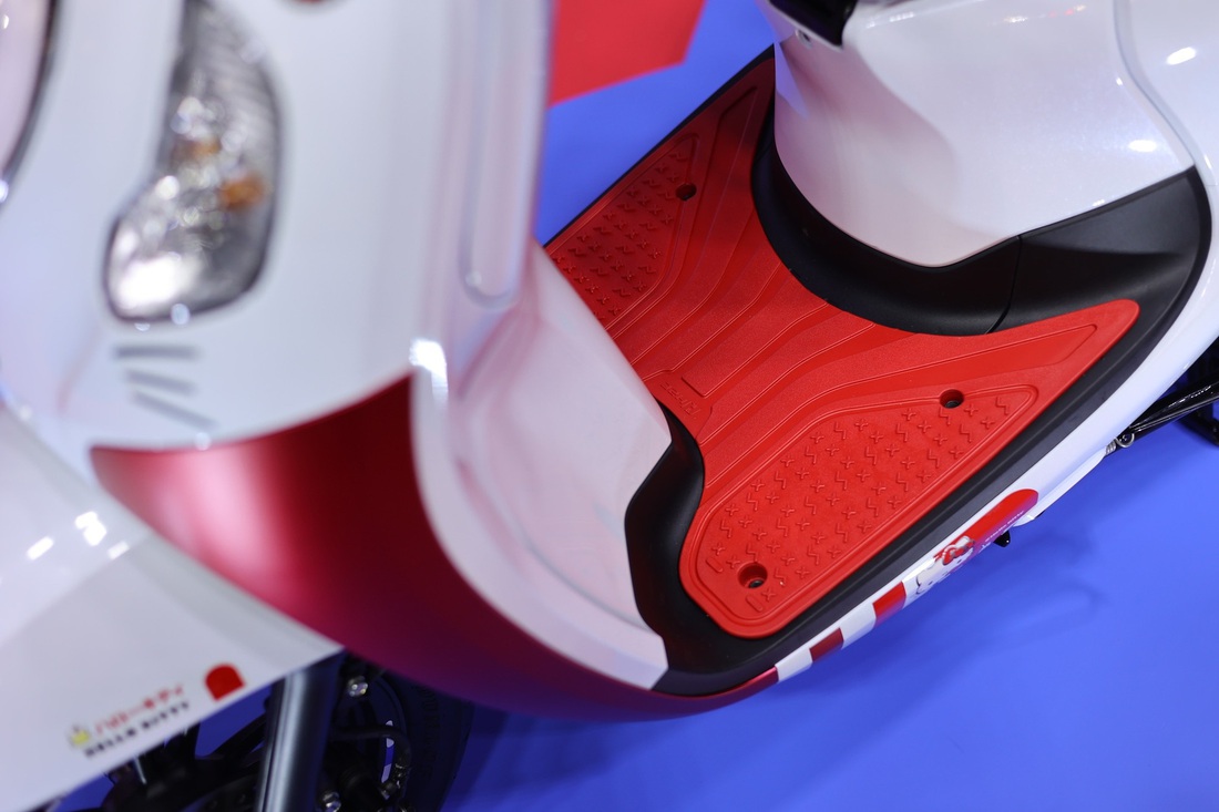 Honda Scoopy thêm bản Hello Kitty hút phái nữ, giá dễ trên 70 triệu nếu về Việt Nam- Ảnh 6. Honda Scoopy được trang bị động cơ eSP 110cc phun xăng điện tử, sức mạnh tương tự Vario 110 với công suất 9 mã lực. Bình xăng dung tích 4,2 lít, tiêu thụ nhiên liệu 1,69 lít/100km