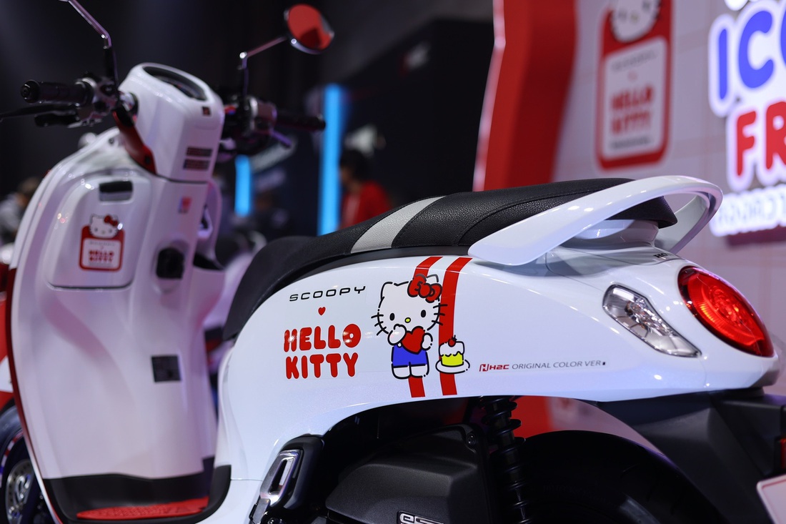 Honda Scoopy thêm bản Hello Kitty hút phái nữ, giá dễ trên 70 triệu nếu về Việt Nam- Ảnh 9. Hiện nay, ở Việt Nam, Honda Scoopy chưa được phân phối chính thức mà được nhập khẩu từ Indonesia hoặc Thái Lan qua con đường nhập khẩu tư nhân. Giá phiên bản Thái thường đắt gấp đôi so với bản Indonesia. Một đơn vị nhập khẩu tư nhân đang rao bán Honda Scoopy thường với mức giá 69 triệu đồng. Do đó, nếu về Việt Nam, Honda Scoopy Hello Kitty Limited Edition khó lòng giữ mức giá 40 triệu