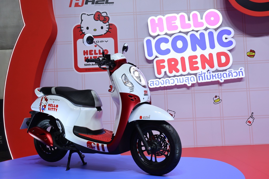 Honda Scoopy thêm bản Hello Kitty hút phái nữ, giá dễ trên 70 triệu nếu về Việt Nam- Ảnh 2. Honda Scoopy Hello Kitty sở hữu tông màu trắng đỏ nổi bật cùng đề can cô mèo nổi tiếng khắp thân xe.