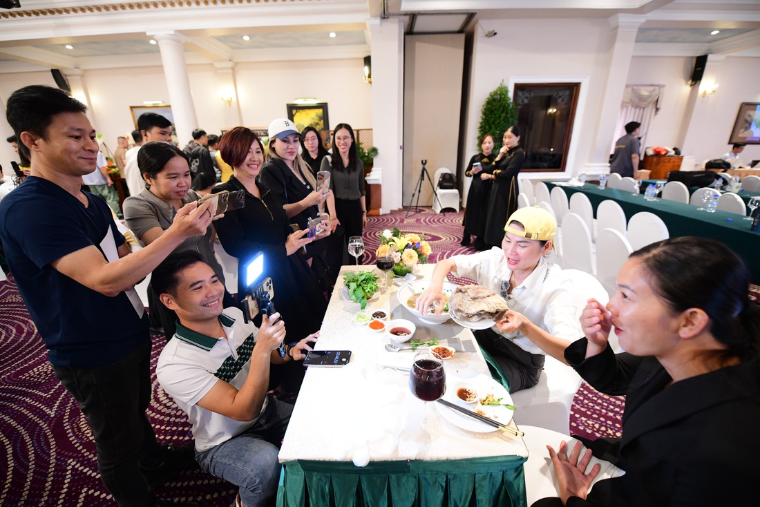 Màn mukbang phở thu hút sự chú ý của Nga Sumo - Ảnh: QUANG ĐỊNH