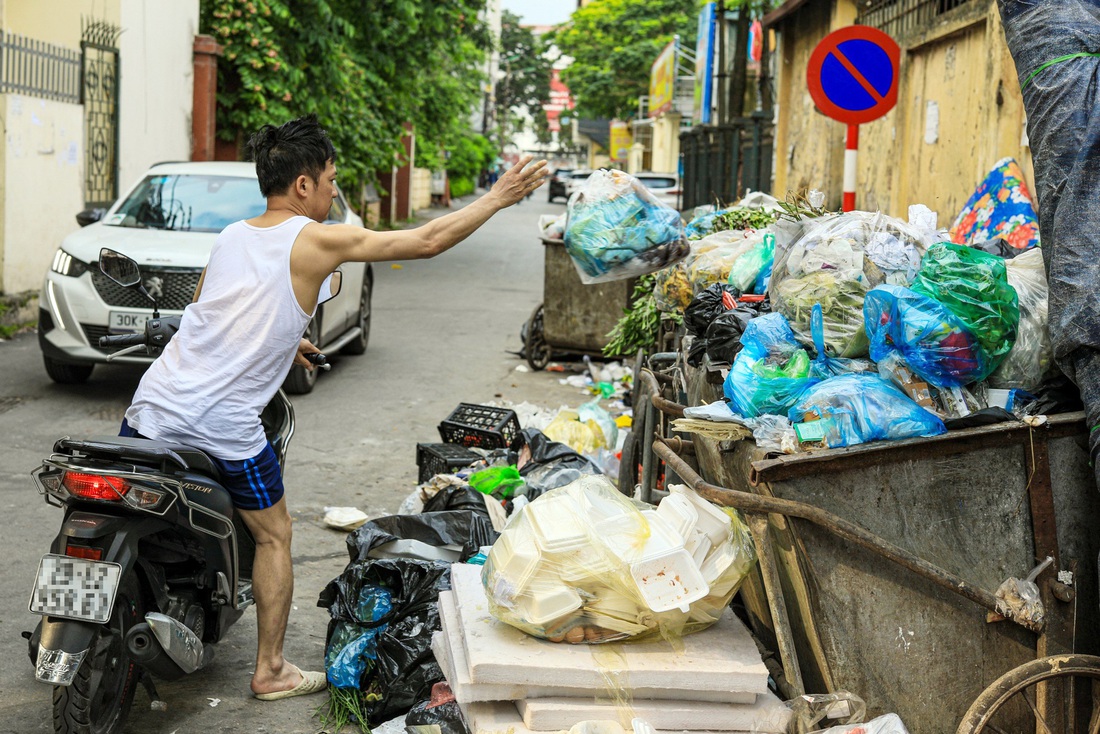 Rác chưa phân loại chất đống tại ngõ 95, phố Chùa Bộc, quận Đống Đa, Hà Nội - Ảnh: DANH KHANG