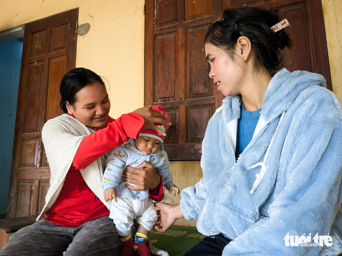 Chị Y Dơ (36 tuổi, bên phải) vui đùa cùng trẻ em nhà hàng xóm sau hai ngày trải qua động đất - Ảnh: TẤN LỰC 