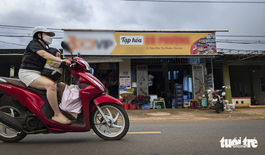 Bảng hiệu tiệm tạp hóa trên đường Hoàng Sa, xã Diên Phú, TP Pleiku (Gia Lai), quảng cáo cho ứng dụng cá cược bóng đá - Ảnh: TẤN LỰC 