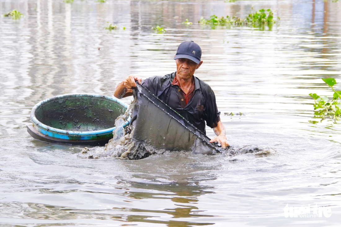 Ông Sáu (63 tuổi, sống cạnh kênh Tham Lương - Bến Cát - rạch Nước Lên) bộc bạch: "Dạo gần đây tôi cũng e dè chuyện phải ngâm mình dưới dòng chảy ô nhiễm để đánh bắt cá, vì nước có mùi tanh nặng và thường xuyên gây ngứa khi về nhà" - Ảnh: TIẾN QUỐC