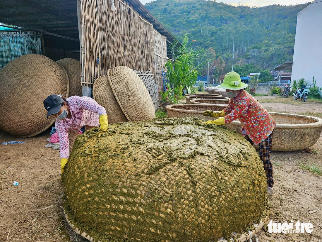 Làng nghề thúng chai với 'tuyệt chiêu' chống thấm bằng... phân bò- Ảnh 7.