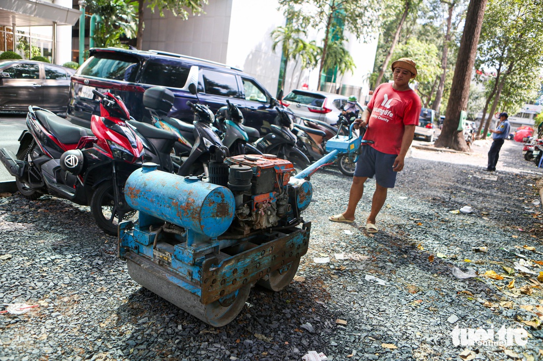 Công nhân làm phẳng mặt đường trước khi lát đá granite. Theo chia sẻ của người dân, trước đây vỉa hè đường Nguyễn Văn Chiêm đã sử dụng lâu năm, gạch bị bong tróc, nứt toác.