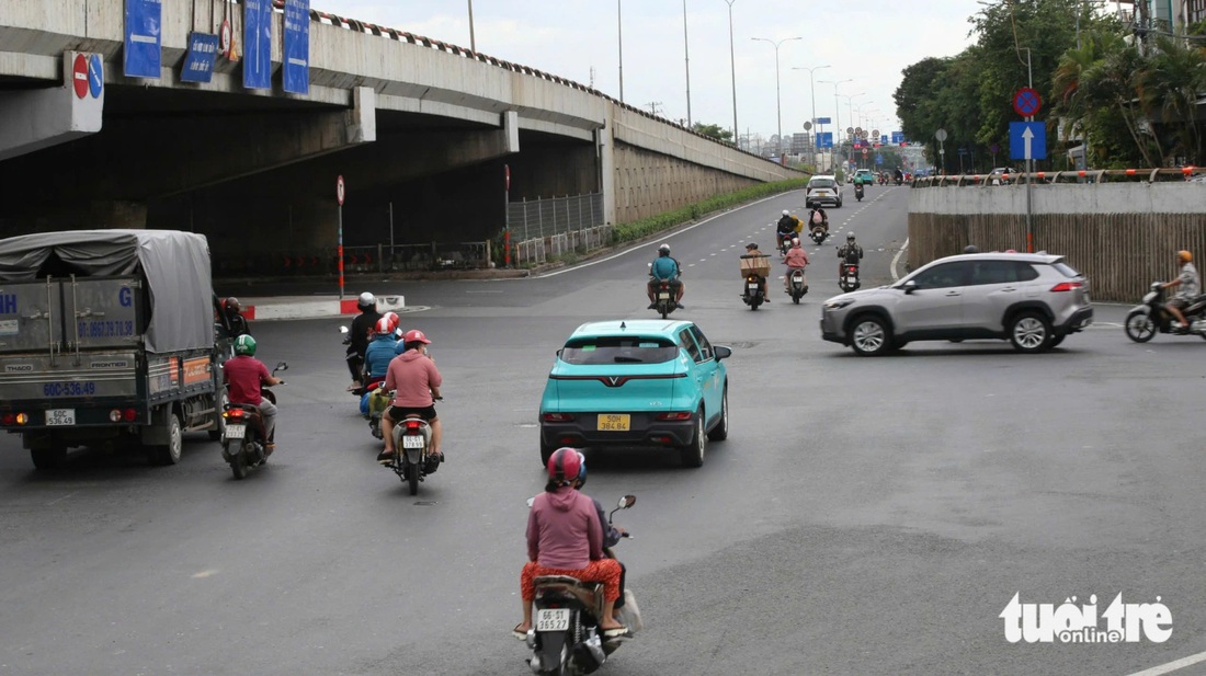 Với quốc lộ 1K, dự kiến đặt tên Hoàng Cầm cho đoạn từ quốc lộ 1 đến ranh tỉnh Bình Dương (TP Thủ Đức), chiều dài 1,8km. Thượng tướng Hoàng Cầm (1920-2013) đã lập nhiều chiến công đặc biệt xuất sắc Chiến dịch Điện Biên Phủ, Chiến dịch Hồ Chí Minh, Chiến tranh biên giới Tây Nam... Những năm hòa bình, ông đảm nhiệm các chức vụ trong quân đội như Tư lệnh Quân khu 4, Tổng Thanh tra Quân đội nhân dân Việt Nam với hàm thượng tướng - Ảnh: ĐÌNH KHẢI