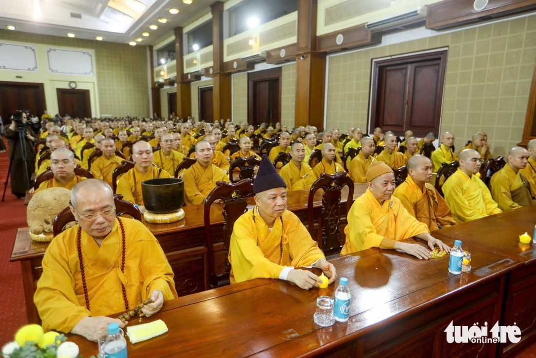 Hòa thượng Thích Thanh Quyết (hàng đầu, thứ hai từ trái) cùng các lãnh đạo học viện và các tăng, ni sinh, Phật tử tham dự lễ Vu lan - Ảnh: DANH KHANG