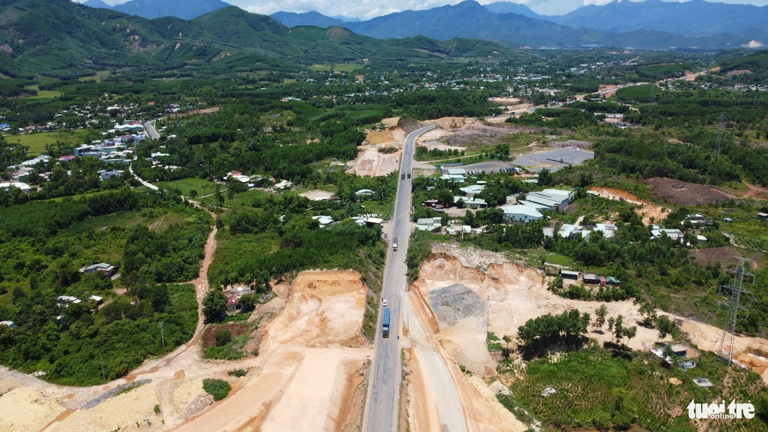 Hiện trạng cao tốc hơn 11km, vốn đầu tư trên 2.100 tỉ đồng sau một năm thi công - Ảnh 1.