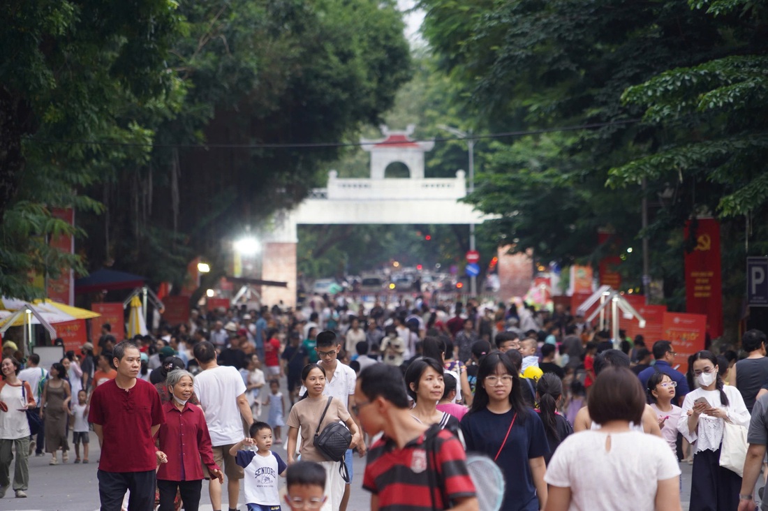 Quà thu Hà Nội 'cháy hàng' trong lễ hội du lịch- Ảnh 1.