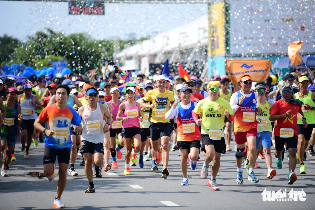 Người dân tưới nước, làm mát cho các runner ở GreenUP Marathon - Long An Half Marathon 2024 - Ảnh 1.