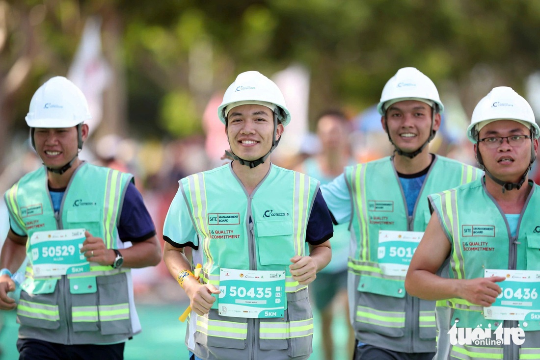 Người dân tưới nước, làm mát cho các runner ở GreenUP Marathon - Long An Half Marathon 2024 - Ảnh 9.