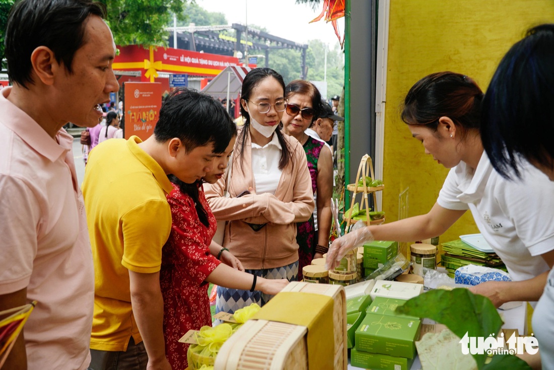 Quà thu Hà Nội 'cháy hàng' trong lễ hội du lịch- Ảnh 2.