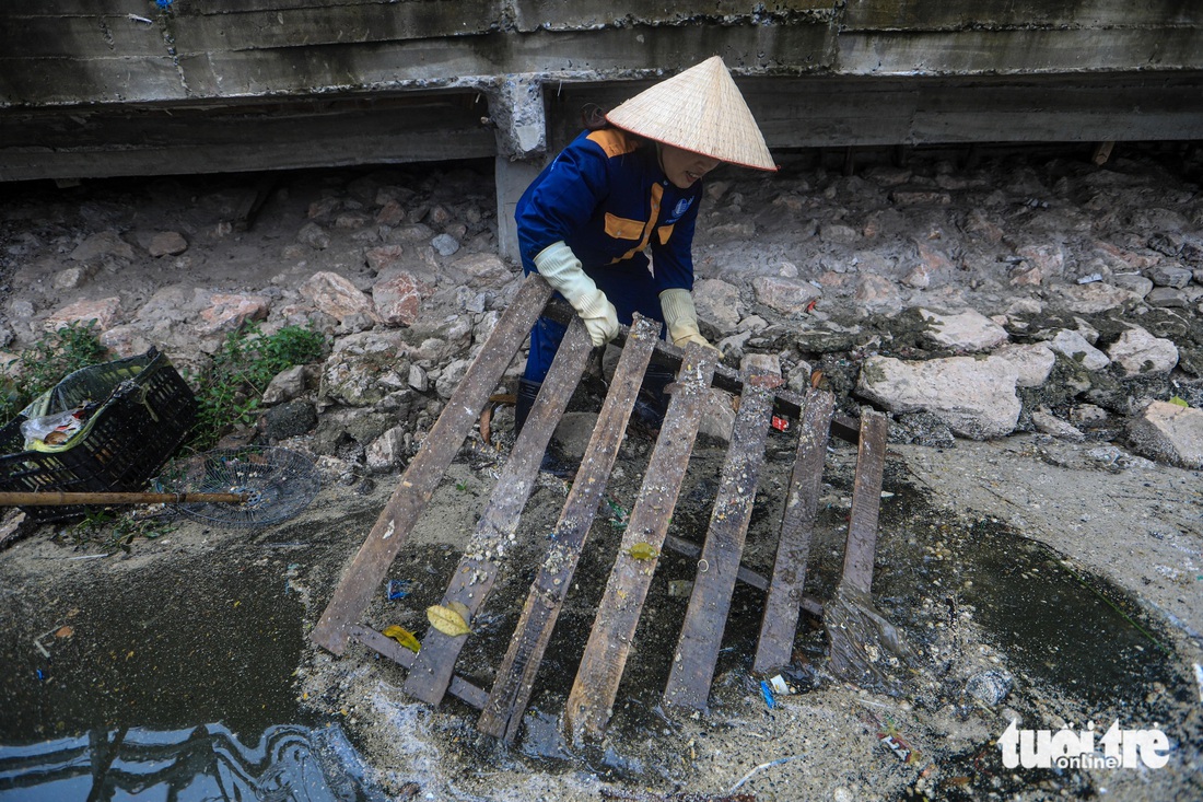 Hàng loạt ao hồ Hà Nội bị ô nhiễm bởi dầu ăn, nước thải hôi thối - Ảnh 5.