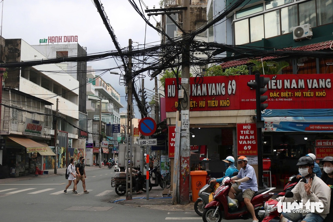 Từ vụ tàu hoả phải dừng do vướng cáp: 'Mạng nhện' dây điện, cáp viễn thông chằng chịt ở TP.HCM - Ảnh 8.