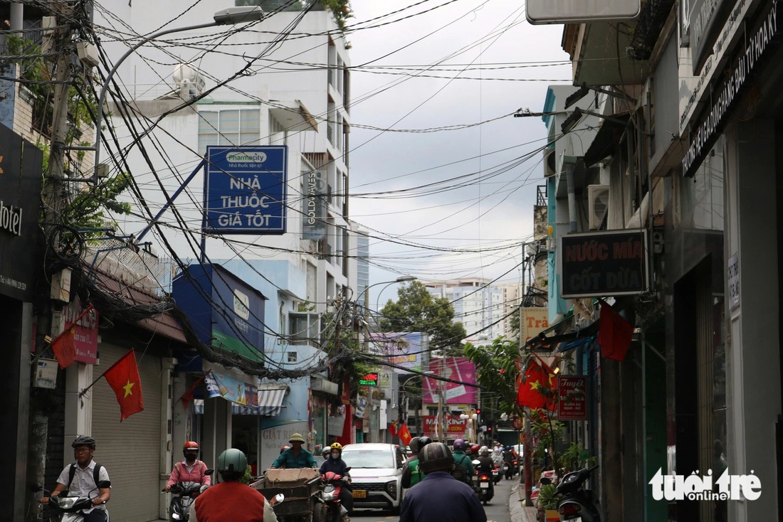 Từ vụ tàu hỏa phải dừng do vướng cáp: 'Mạng nhện' dây điện, cáp viễn thông chằng chịt ở TP.HCM - Ảnh 9.