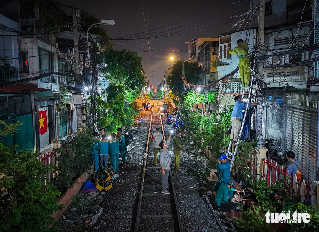 Hơn 70 người thức đêm nối và gom cáp viễn thông sau sự cố ‘níu toa tàu’ - Ảnh 1.