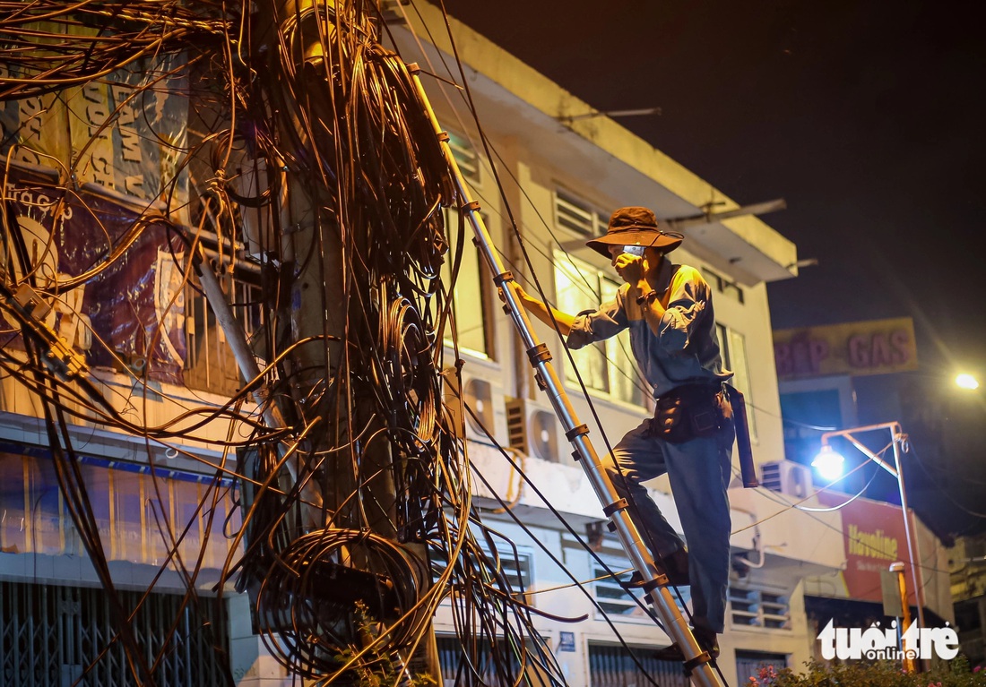 Hơn 70 người thức đêm nối và gom cáp viễn thông sau sự cố ‘níu toa tàu’ - Ảnh 5.