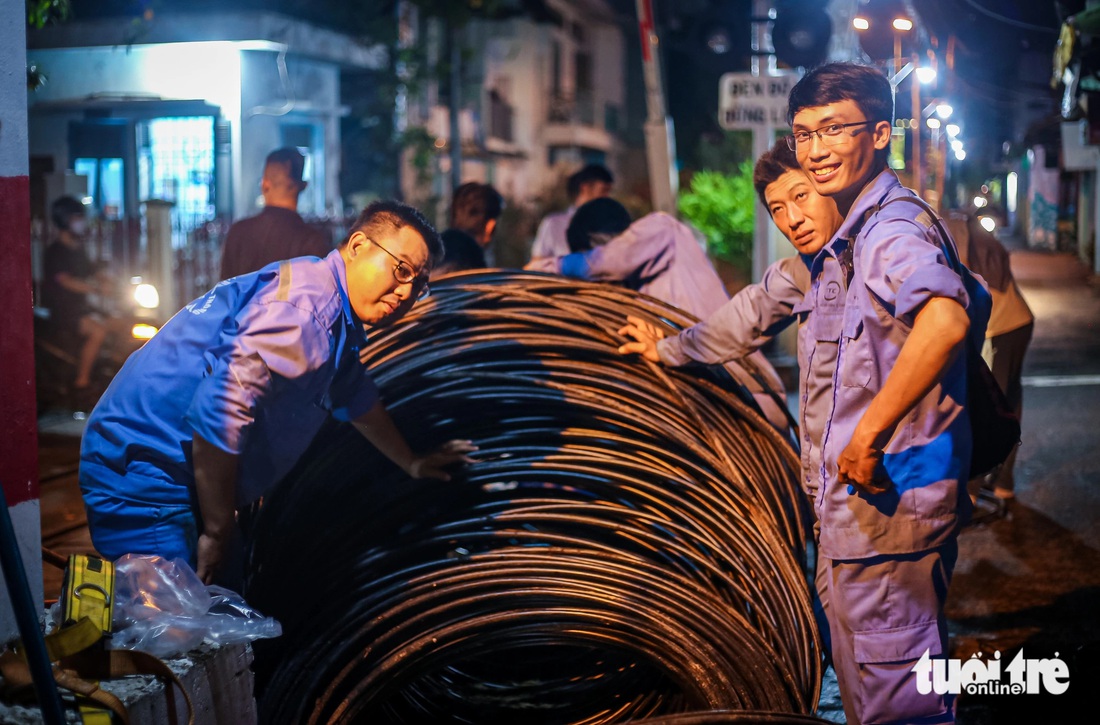 Hơn 70 người thức đêm nối và gom cáp viễn thông sau sự cố ‘níu toa tàu’ - Ảnh 10.