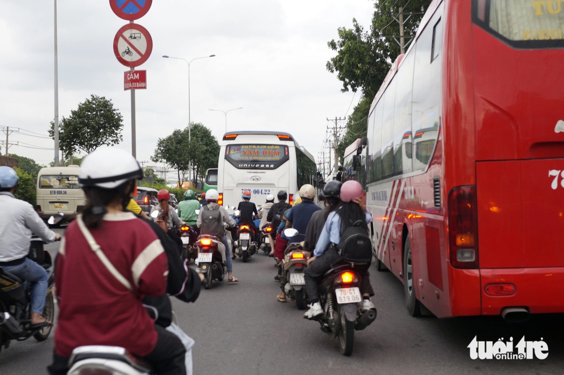 Xe dàn hàng ngang trên quốc lộ 1 đón khách, lực lượng chức năng nói 'xử lý không xuể'- Ảnh 4.