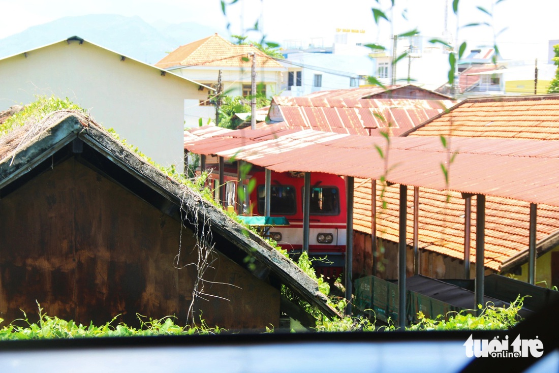 Quán cà phê bên đường tàu ở Nha Trang thu hút giới trẻ- Ảnh 8.