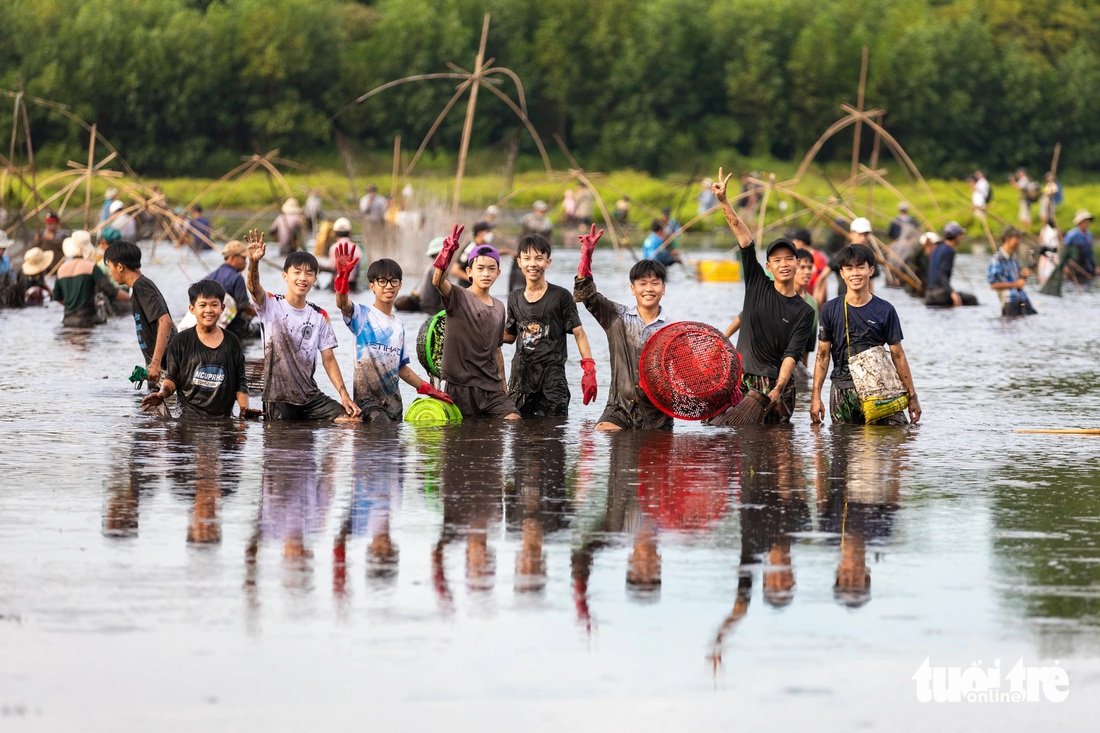 Thú vị cả nghìn người tràn xuống đầm nước bắt cá tôm, cùng hô lớn khi bắt được cá to - Ảnh 3.