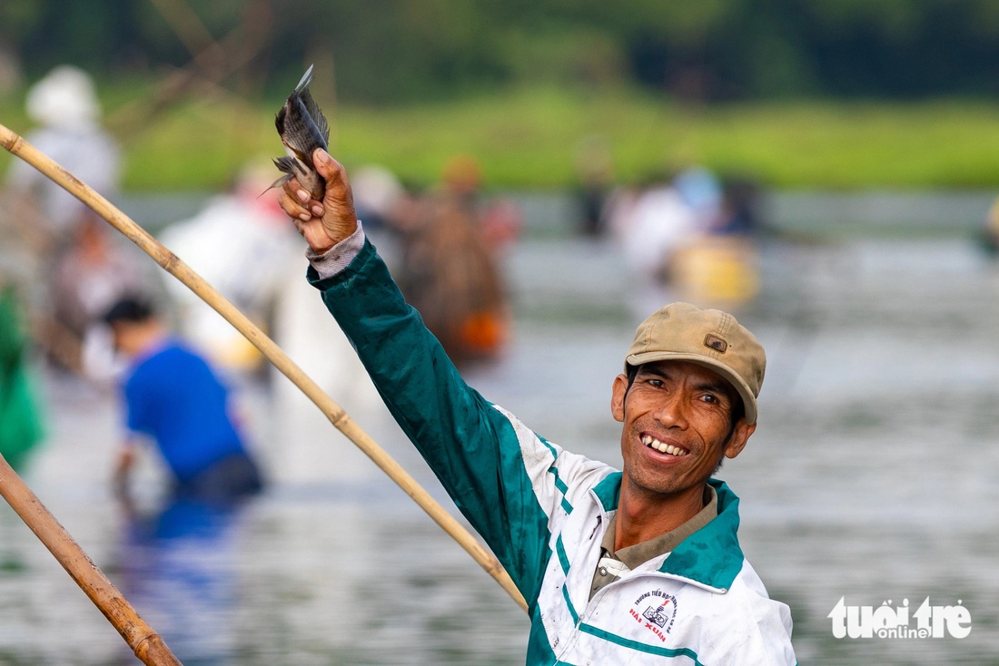 Thú vị cả nghìn người tràn xuống đầm nước bắt cá tôm, cùng hô lớn khi bắt được cá to - Ảnh 6.