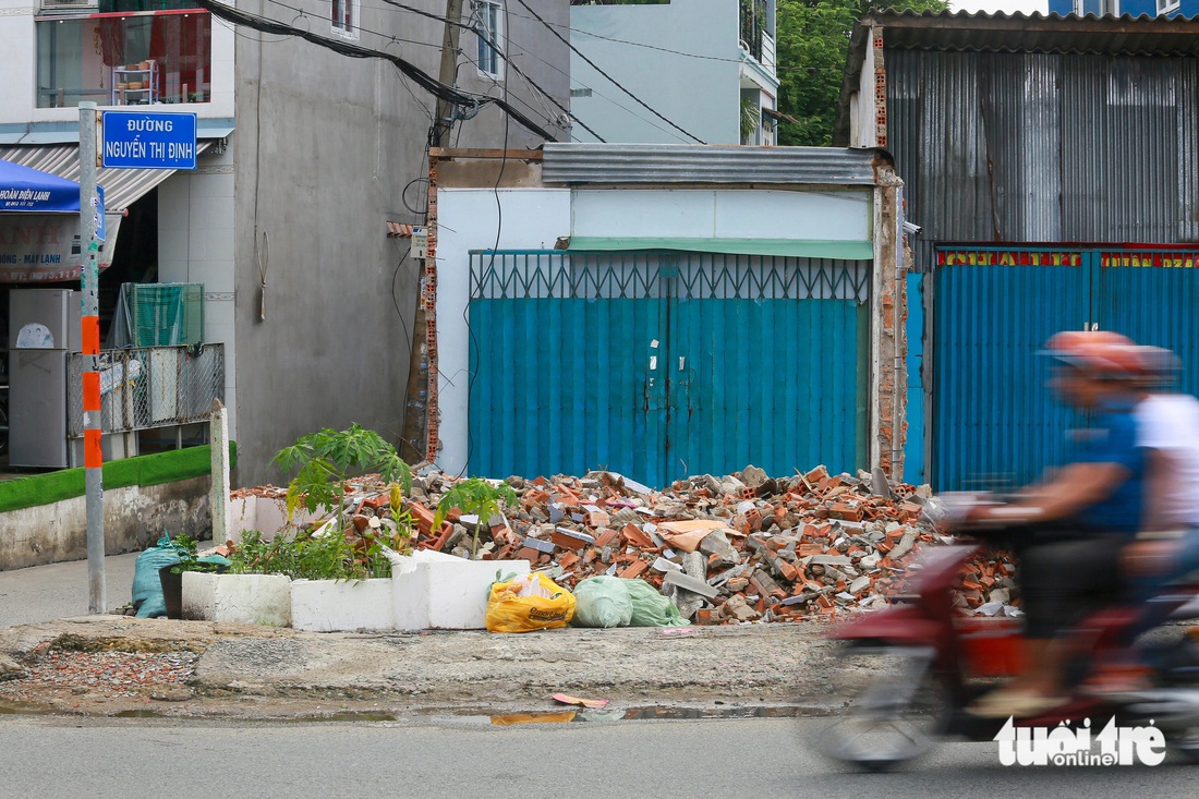 Những khó khăn về mặt bằng của dự án mở rộng đường Nguyễn Thị Định (TP Thủ Đức) đã dần được giải quyết khi TP điều chỉnh chủ trương đầu tư vào cuối năm 2023 - Ảnh: CHÂU TUẤN