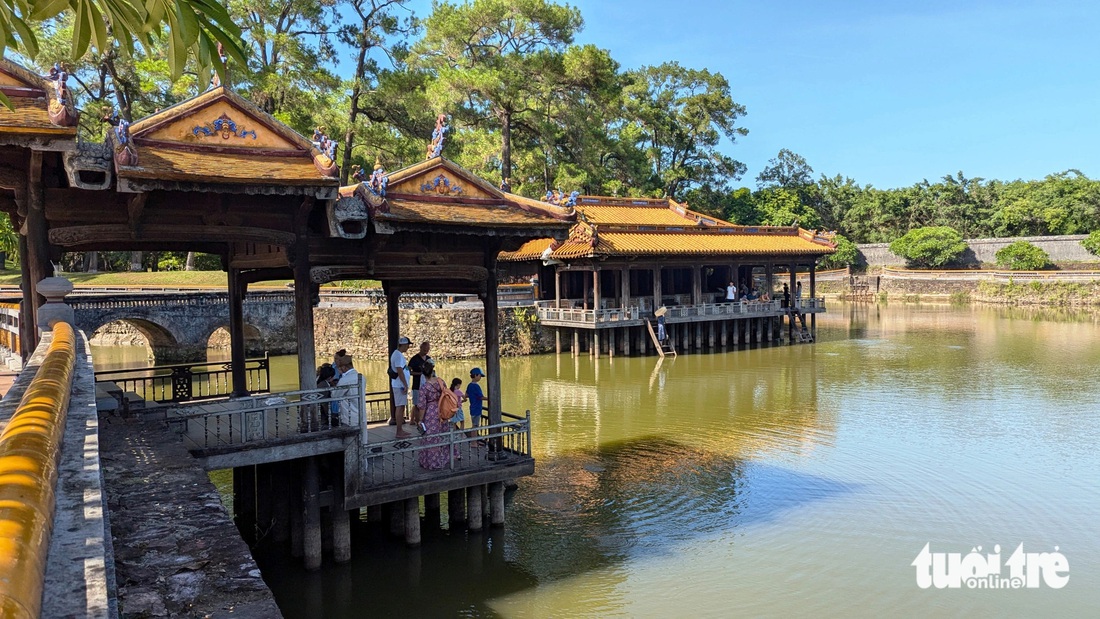 Hồ Lưu Khiêm với hai tòa nhà vọng cảnh là Xung Khiêm Tạ và Dũ Khiêm Tạ - Ảnh: NHẬT LINH