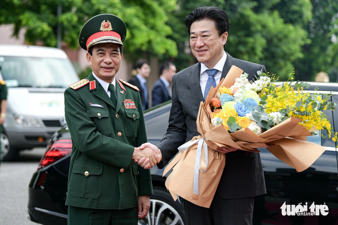 Đại tướng Phan Văn Giang - ủy viên Bộ Chính trị, phó bí thư Quân ủy Trung ương, bộ trưởng Bộ Quốc phòng - chủ trì lễ đón chính thức ông Kihara Minoru - bộ trưởng Bộ Quốc phòng Nhật Bản - Ảnh: NAM TRẦN