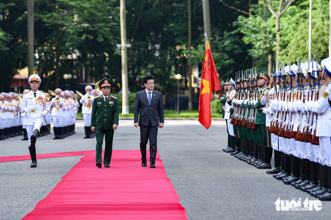 Bộ trưởng Bộ Quốc phòng Phan Văn Giang và Bộ trưởng Quốc phòng Nhật Bản Kihara Minoru duyệt đội danh dự Quân đội nhân dân Việt Nam - Ảnh: NAM TRẦN