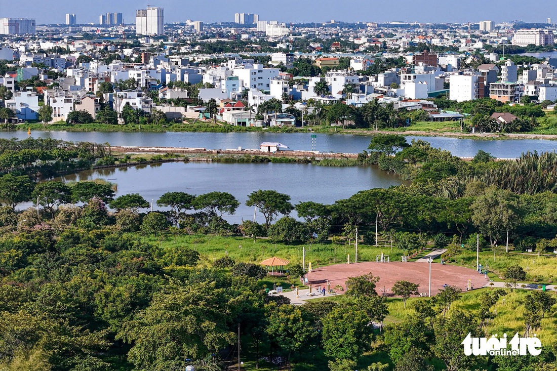 Đoạn gần sông Vàm Thuật là những hồ nước lớn. Theo quy hoạch, khu vực này sẽ có các hạng mục như khu thể thao, sinh vật cảnh, bến tàu, hồ điều tiết... nhưng chưa thành hình.