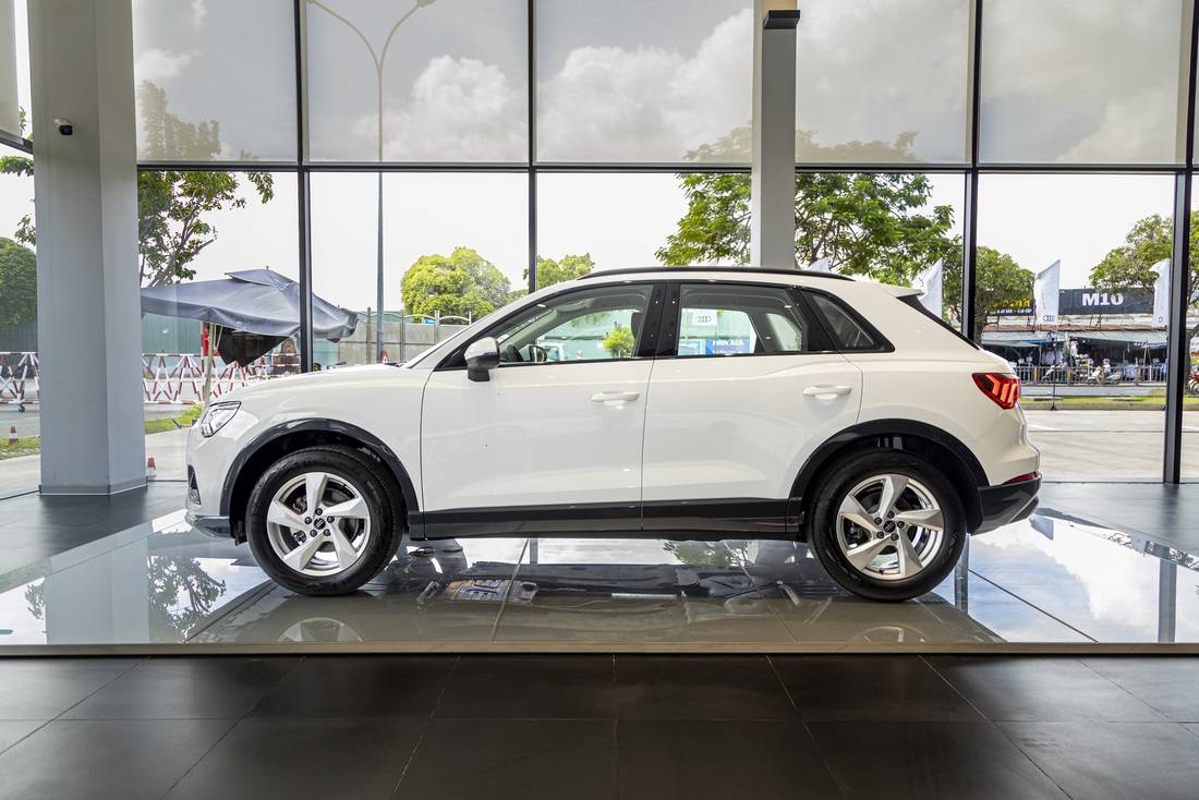 Audi Q3 có kích thước tổng thể 4.484 x 1.849 x 1.616 (mm), chiều dài cơ sở 2.677mm. Đối thủ chủ yếu ở Việt Nam là Volvo XC40 (1,79 tỉ đồng) trong khi BMW X1 đã không còn mở bán chính hãng, còn Mercedes-Benz GLA chỉ còn bản AMG hiệu suất cao giá gần 3 tỉ đồng