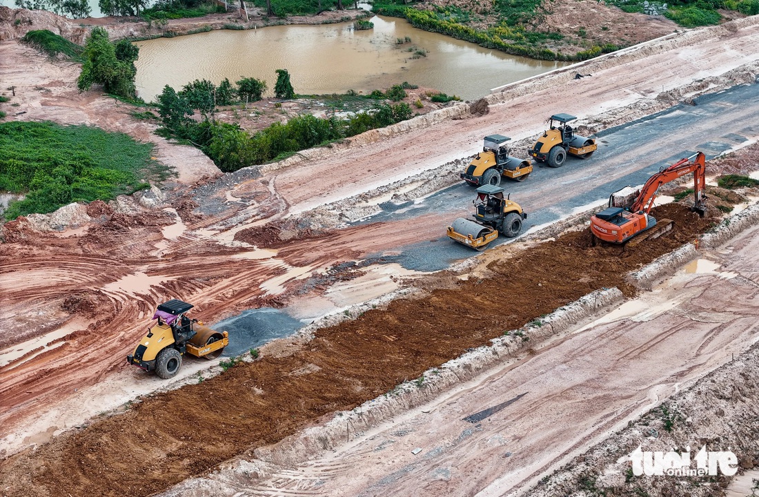 Từ đường Nguyễn Thị Minh Khai về hướng Mỹ Phước - Tân Vạn luôn có hàng chục xe cơ giới san ủi tạo hình luồng tuyến vành đai 3 - Ảnh: CHÂU TUẤN