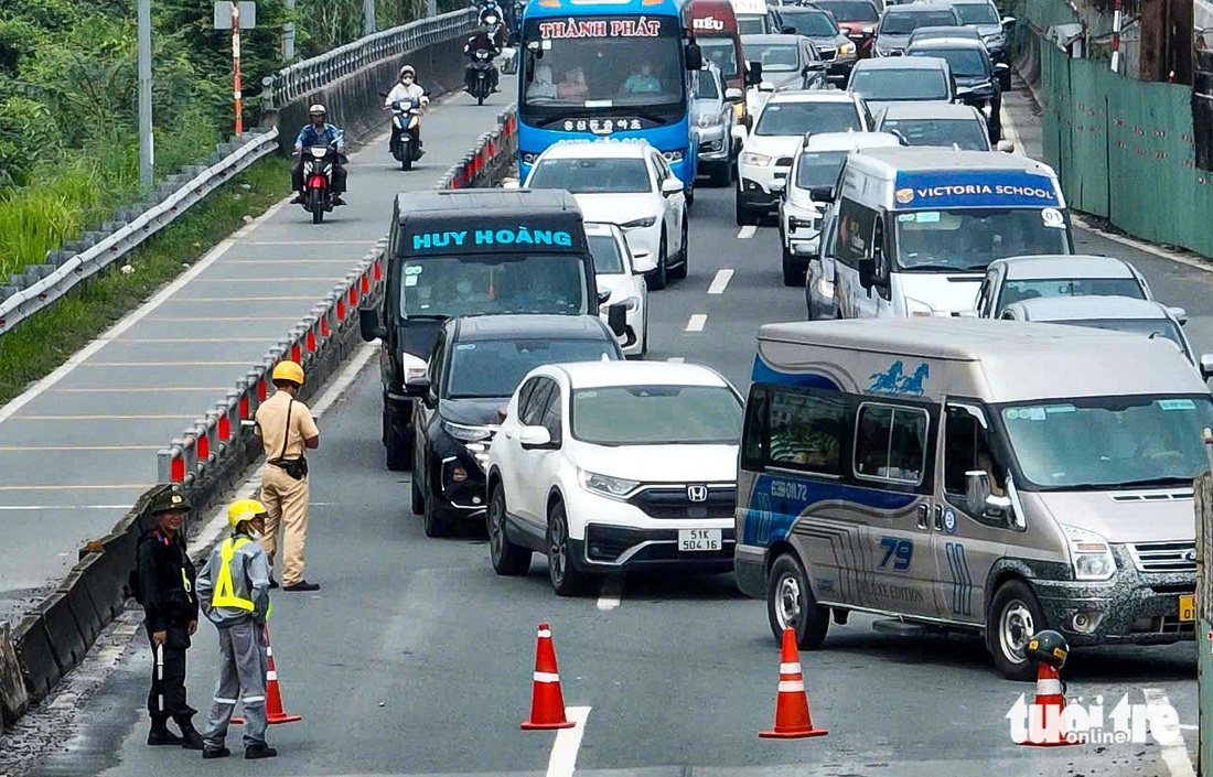 Đường dẫn cao tốc TP.HCM - Long Thành - Dầu Giây phải đóng nhấp nhả do lượng lớn xe dồn về - Ảnh 1.