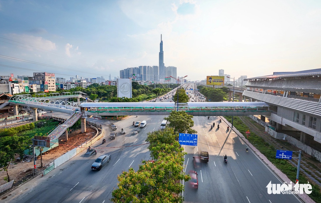 Diện mạo các cầu đi bộ kết nối ga metro số 1 những ngày sắp về đích - Ảnh 1.