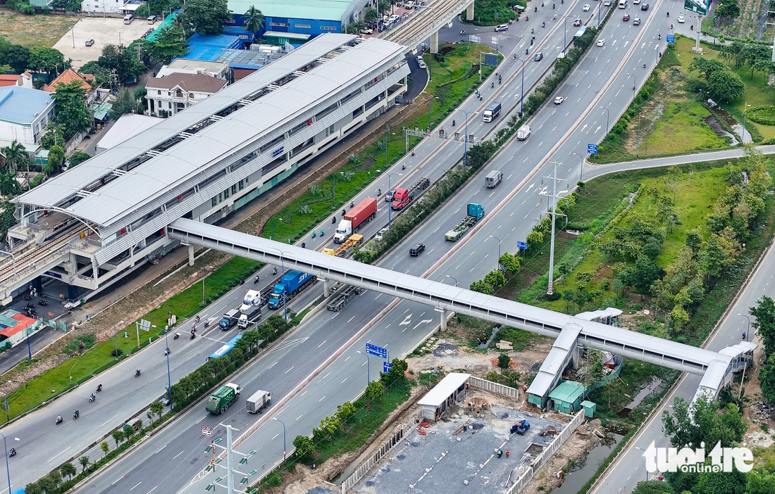 Diện mạo các cầu đi bộ kết nối ga metro số 1 những ngày sắp về đích - Ảnh 14.