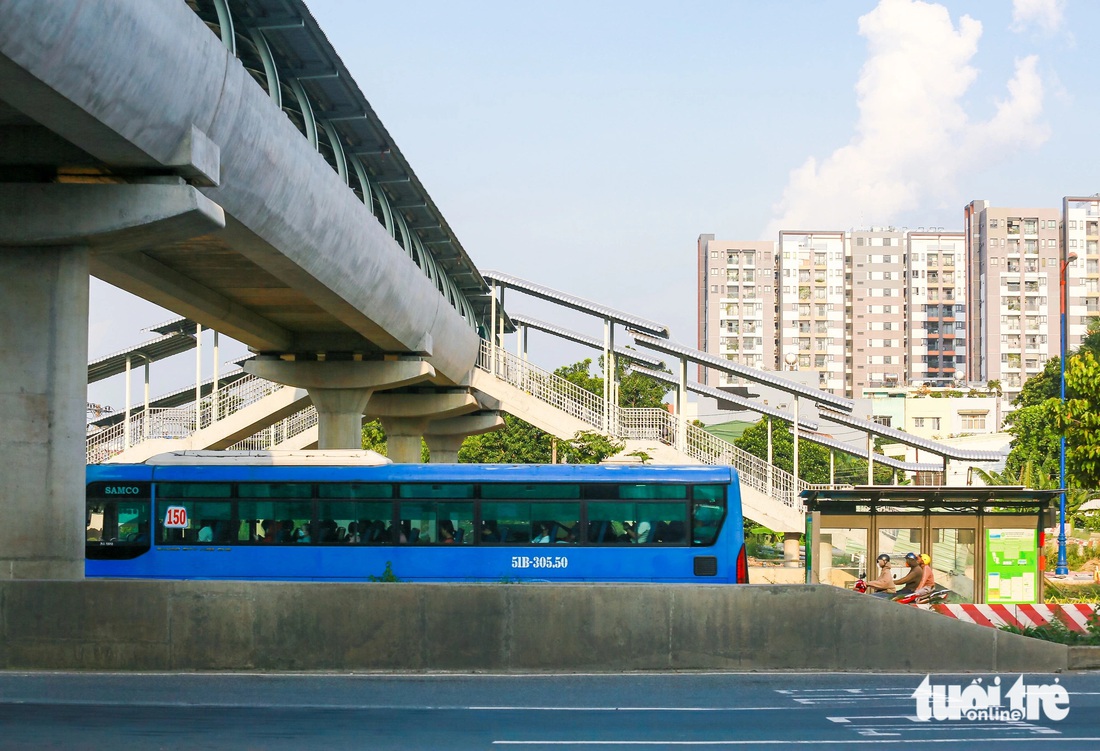 Diện mạo các cầu đi bộ kết nối ga metro số 1 những ngày sắp về đích - Ảnh 15.