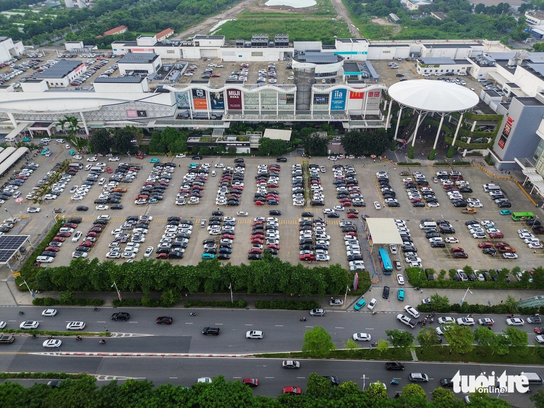 Trung tâm thương mại ở Hà Nội đông nghẹt người mua sắm trong ngày nghỉ lễ - Ảnh 3.