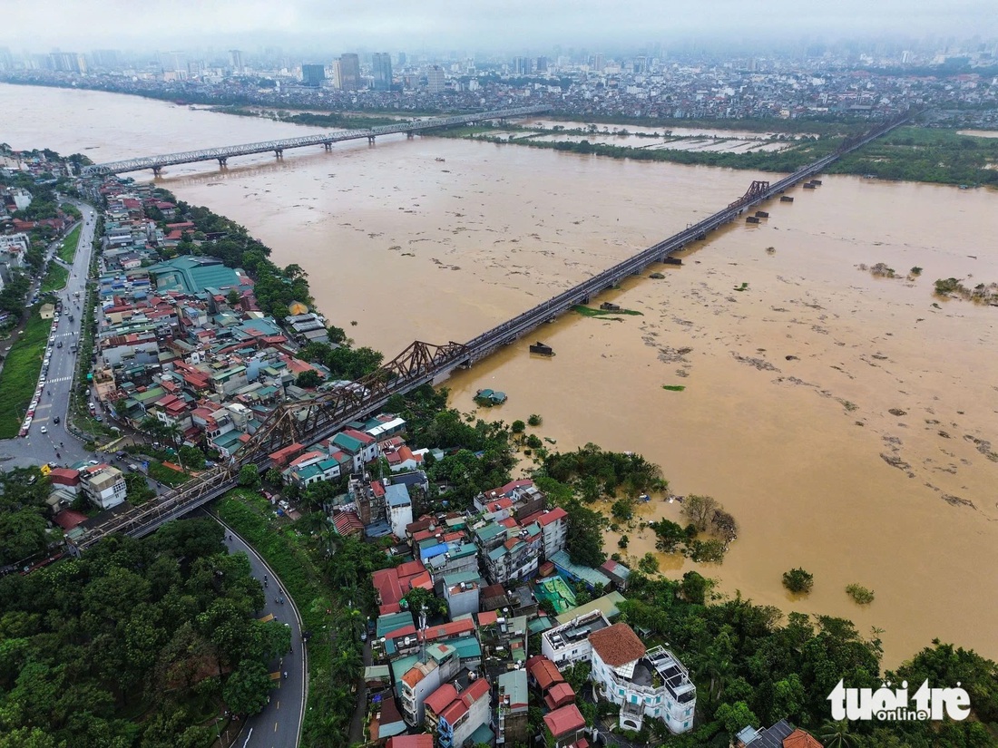 Nước lũ trên sông Hồng dâng cao, bãi gửi xe ở quận trung tâm Hà Nội chỉ còn nhìn thấy mái tôn - Ảnh 10.