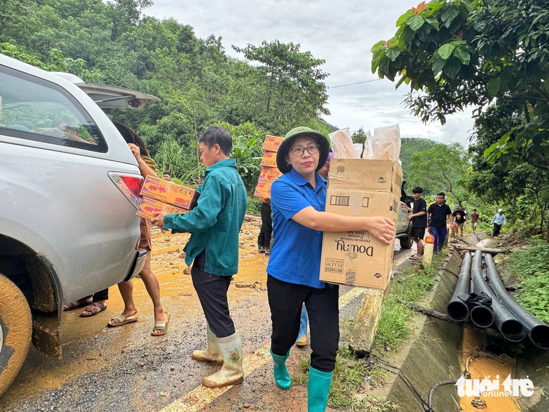 Từ xuồng cứu hộ, báo Tuổi Trẻ trao quà cứu trợ khẩn cấp đến bà con vùng lũ Yên Bái, Lào Cai - Ảnh 5.