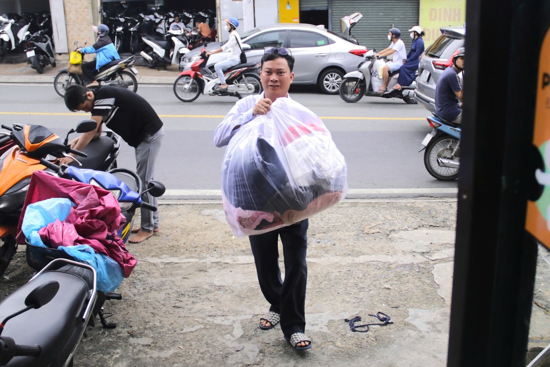 Người dân TP.HCM gửi đồ hỗ trợ đồng bào miền Bắc, hơn hết thảy là tấm lòng - Ảnh 4.