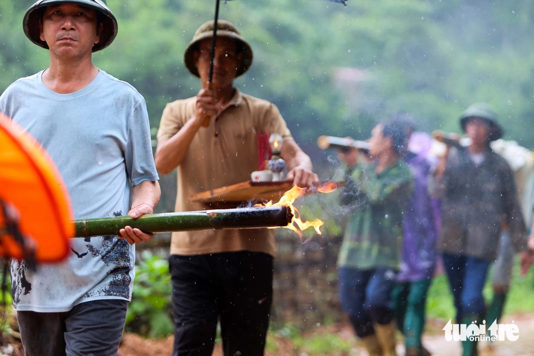 Làng Nủ - những hình ảnh gây ám ảnh - Ảnh 6.