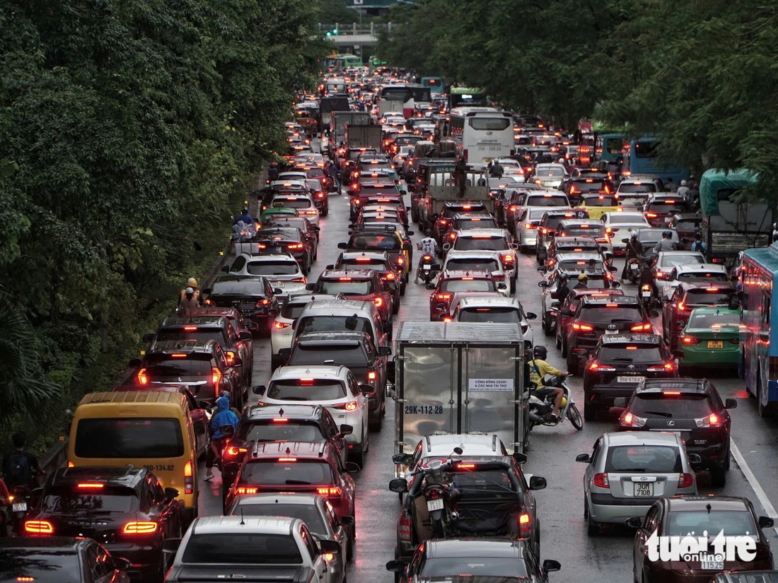 Xuất hiện điểm ngập tại lối lên, xuống cầu Vĩnh Tuy, Nhật Tân, dân 'chôn chân' trên cầu suốt 2 tiếng - Ảnh 1.