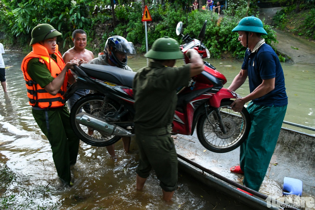 Trắng đêm tháo chạy lên đồi cao, bà con ở hồ thủy điện Thác Bà đã trở về an toàn - Ảnh 8.