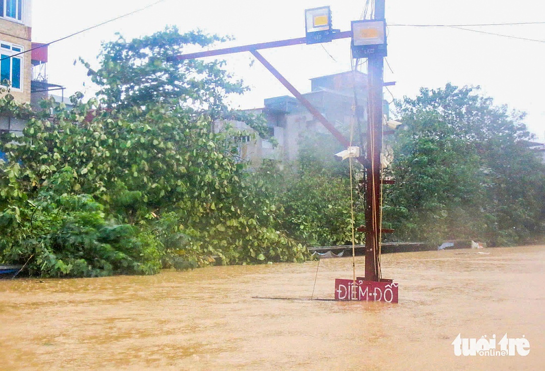 Ngồi thuyền đi sâu vào 'rốn lũ' quận Hoàn Kiếm chứng kiến cảnh người Hà Nội bị ngập lút mái nhà - Ảnh 5.