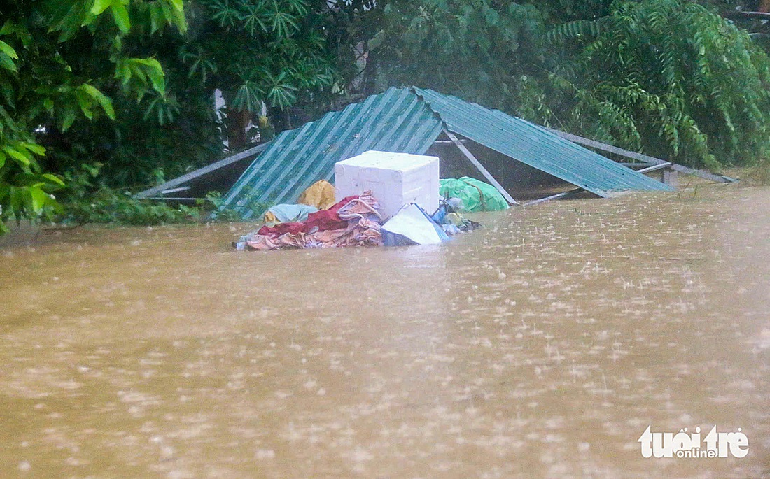 Ngồi thuyền đi sâu vào 'rốn lũ' quận Hoàn Kiếm chứng kiến cảnh người Hà Nội bị ngập lút mái nhà - Ảnh 7.