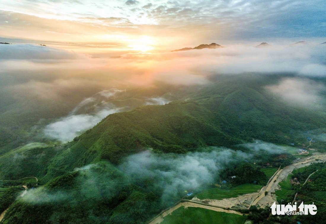 Bình minh Làng Nủ - Ảnh 1.